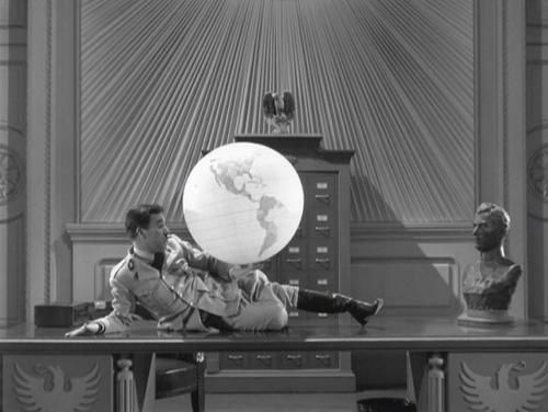 http://a31.idata.over-blog.com/500x376/0/43/03/40/films/chaplin/dictateur3.jpg